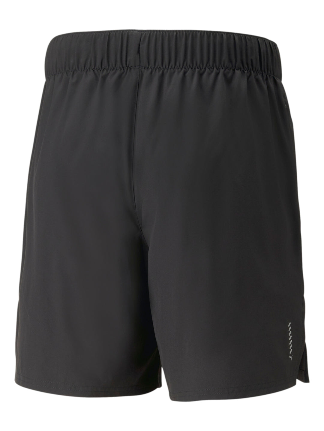 Hombre vistiendo shorts deportivos PUMA color negro de corte corto para correr.