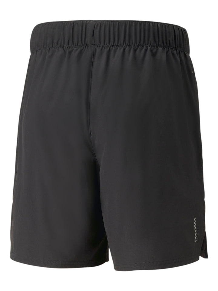 Hombre vistiendo shorts deportivos PUMA color negro de corte corto para correr.