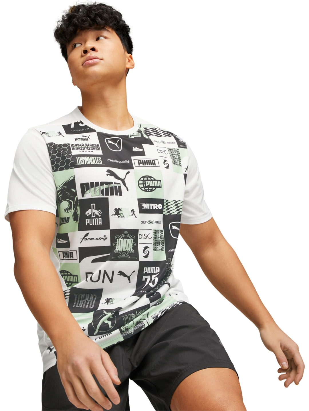 Camiseta deportiva PUMA blanca con estampado gráfico en colores verde menta y negro.