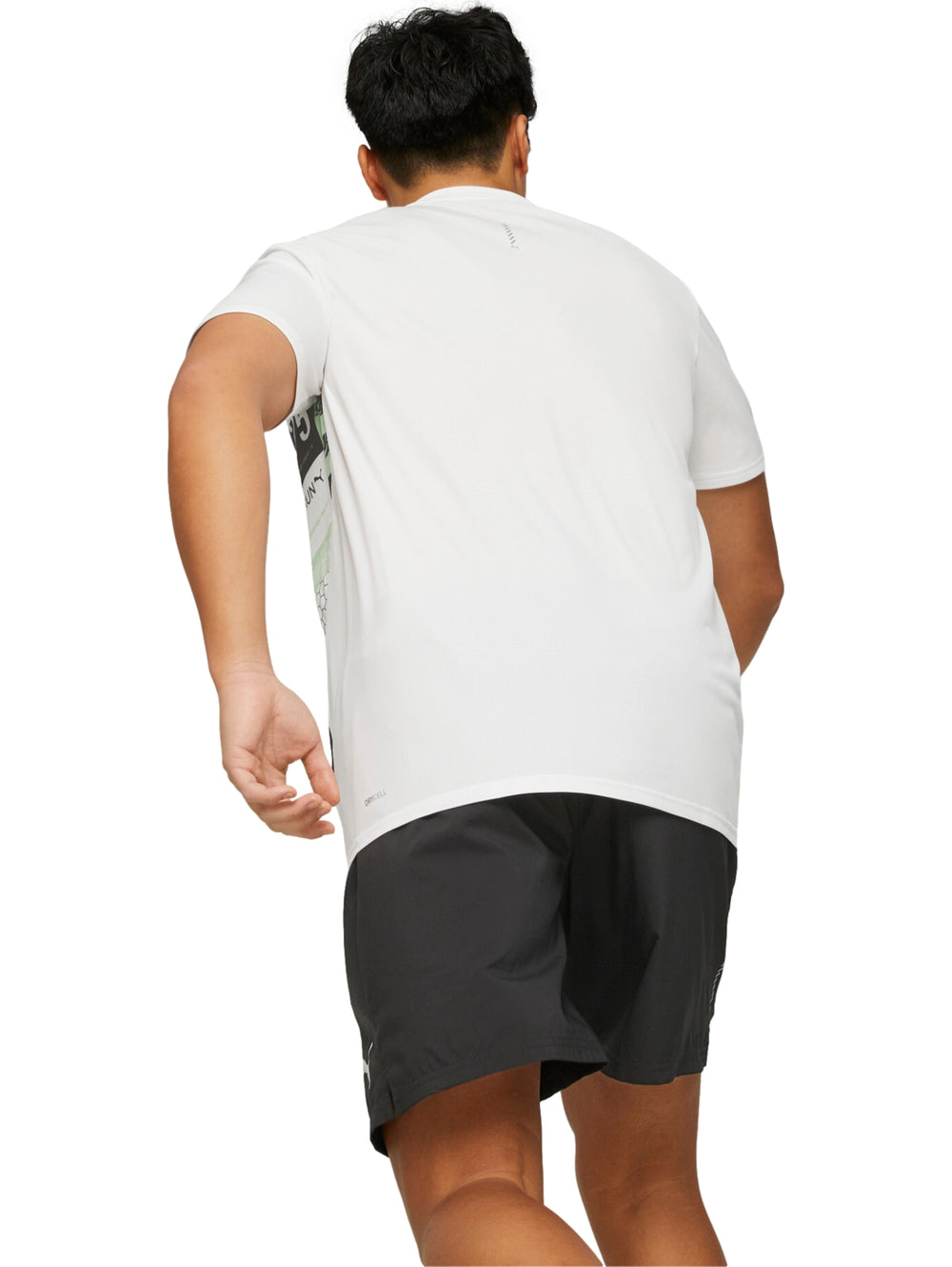 Camiseta deportiva PUMA blanca con estampado gráfico en colores verde menta y negro.