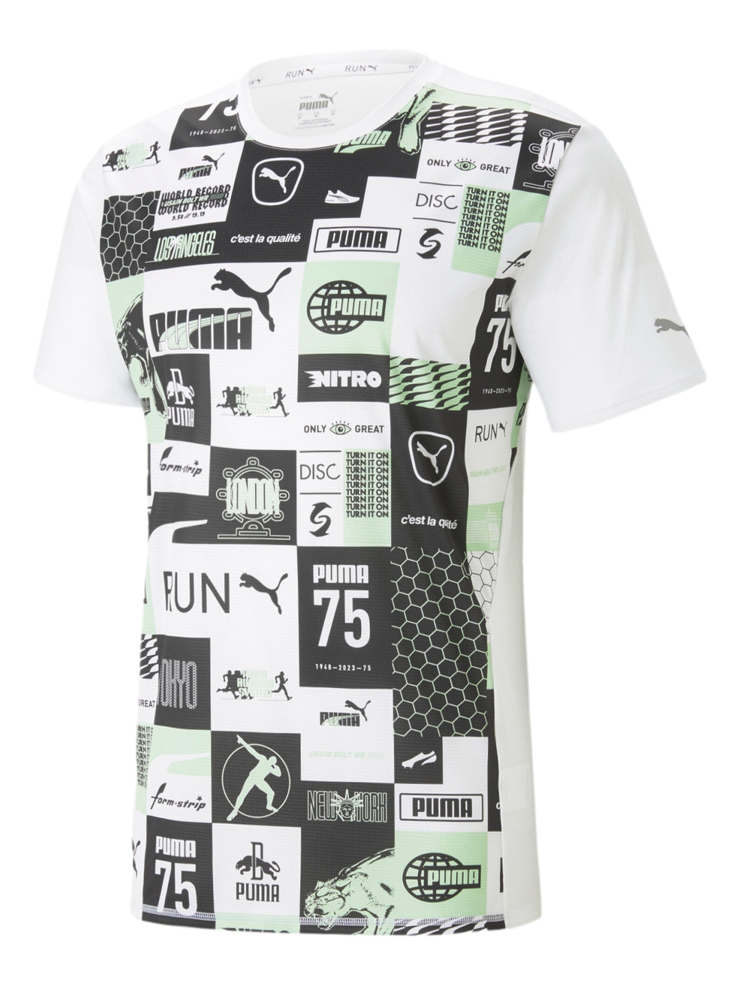 Camiseta deportiva PUMA blanca con estampado gráfico en colores verde menta y negro.