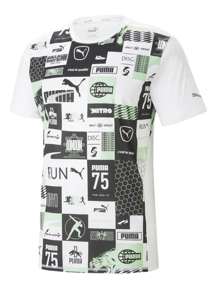 Camiseta deportiva PUMA blanca con estampado gráfico en colores verde menta y negro.