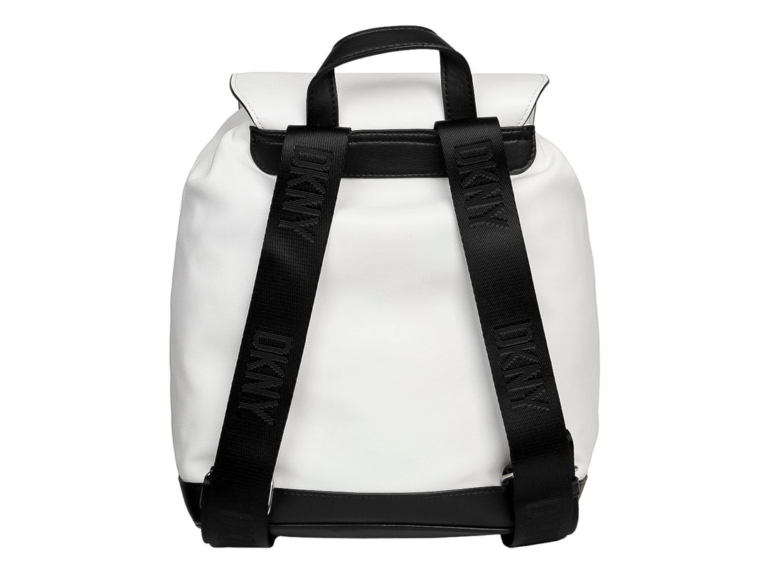 Mochila DKNY en color blanco óptico con detalles y base en negro, diseño moderno y minimalista.
