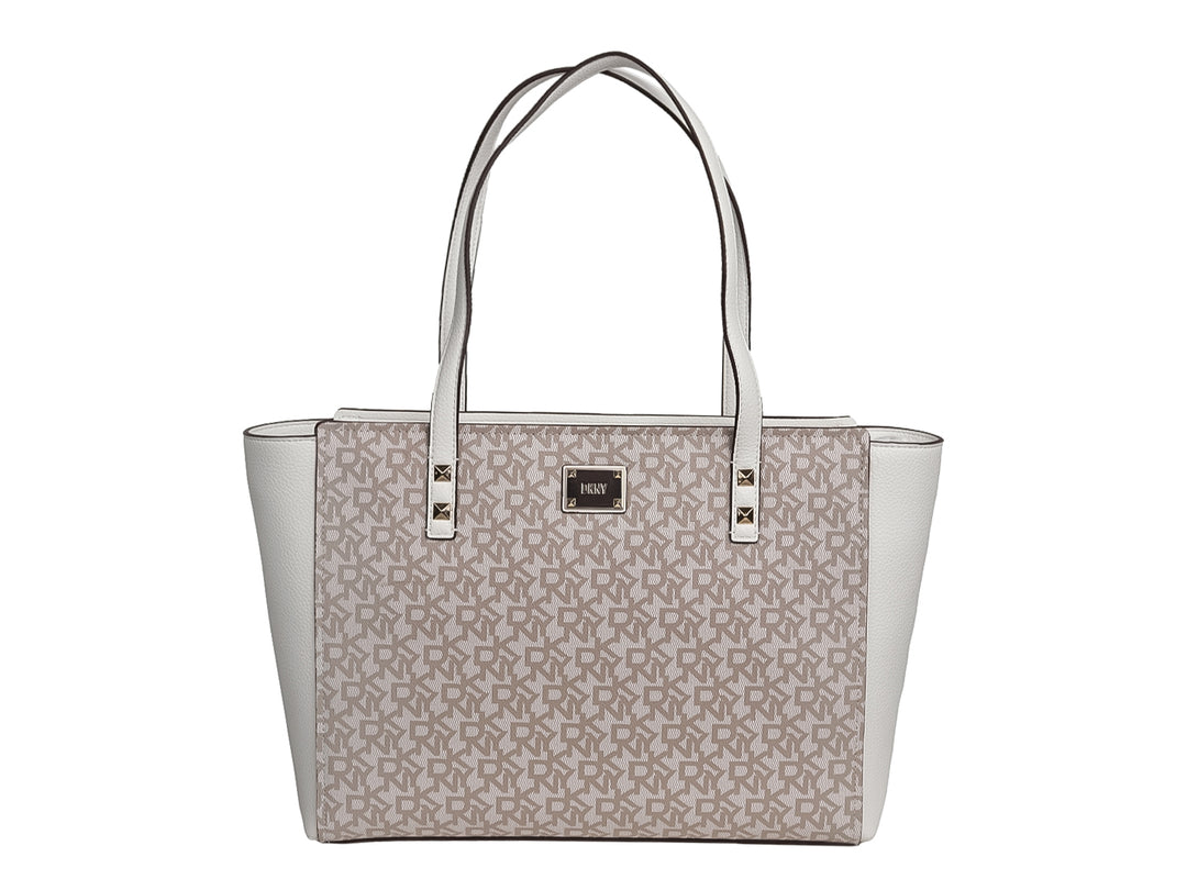 Bolso tote DKNY en color blanco y beige con estampado de monograma y herrajes metálicos.