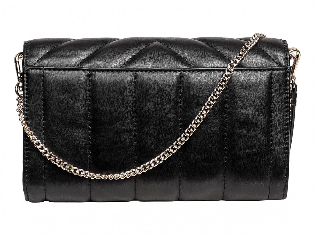 Bolso de hombro DKNY color negro con diseño acolchado en forma de chevron y logotipo dorado frontal.