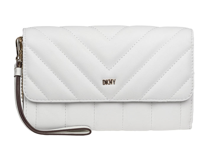 Bolso de mano DKNY color blanco óptico con diseño acolchado en forma de V y logotipo metálico frontal.
