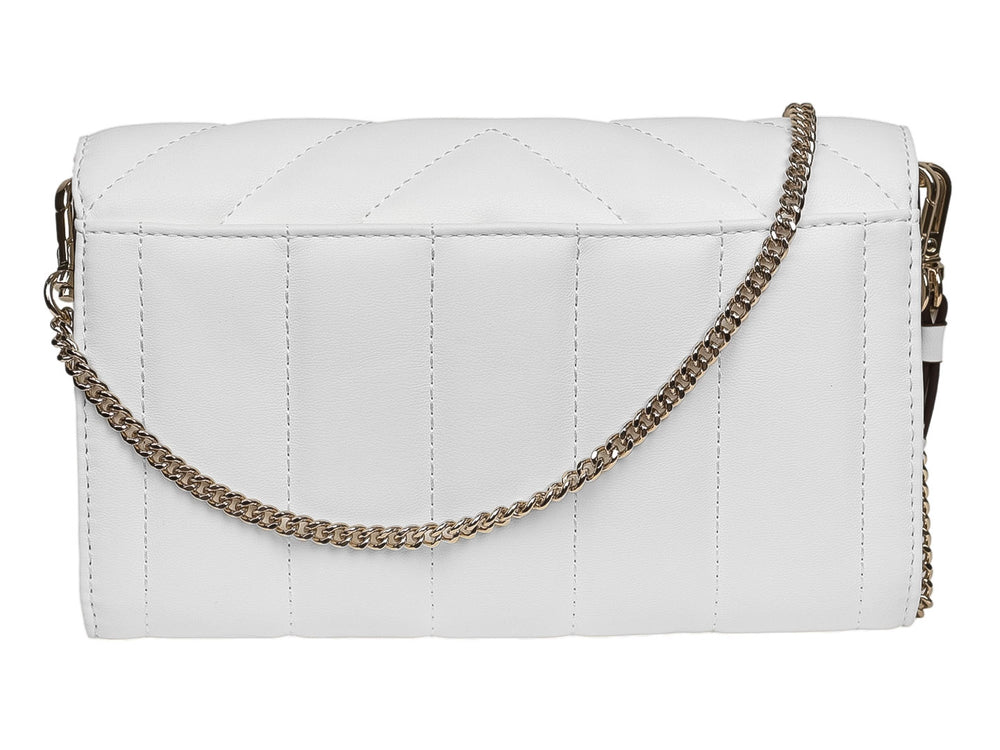 Bolso de mano DKNY color blanco óptico con diseño acolchado en forma de V y logotipo metálico frontal.