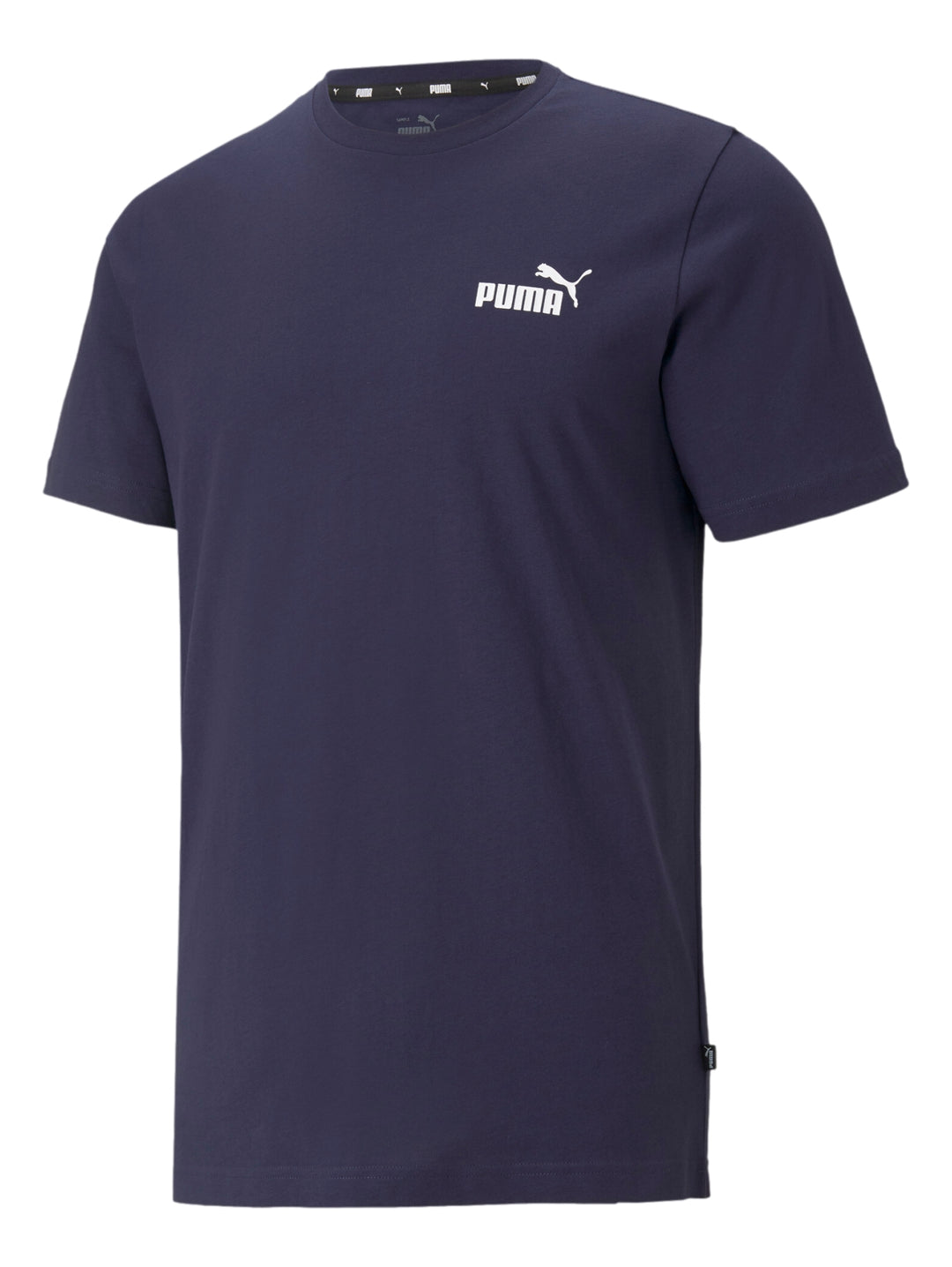 Hombre vistiendo camiseta PUMA de color azul marino con logotipo pequeño en el pecho.