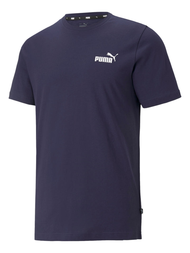 Hombre vistiendo camiseta PUMA de color azul marino con logotipo pequeño en el pecho.