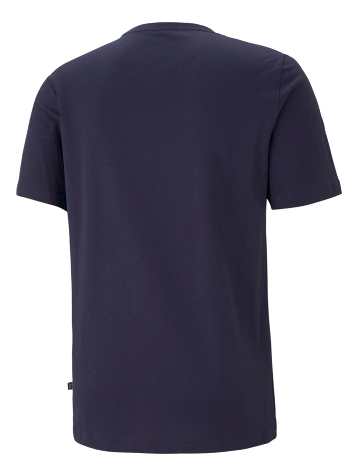 Hombre vistiendo camiseta PUMA de color azul marino con logotipo pequeño en el pecho.