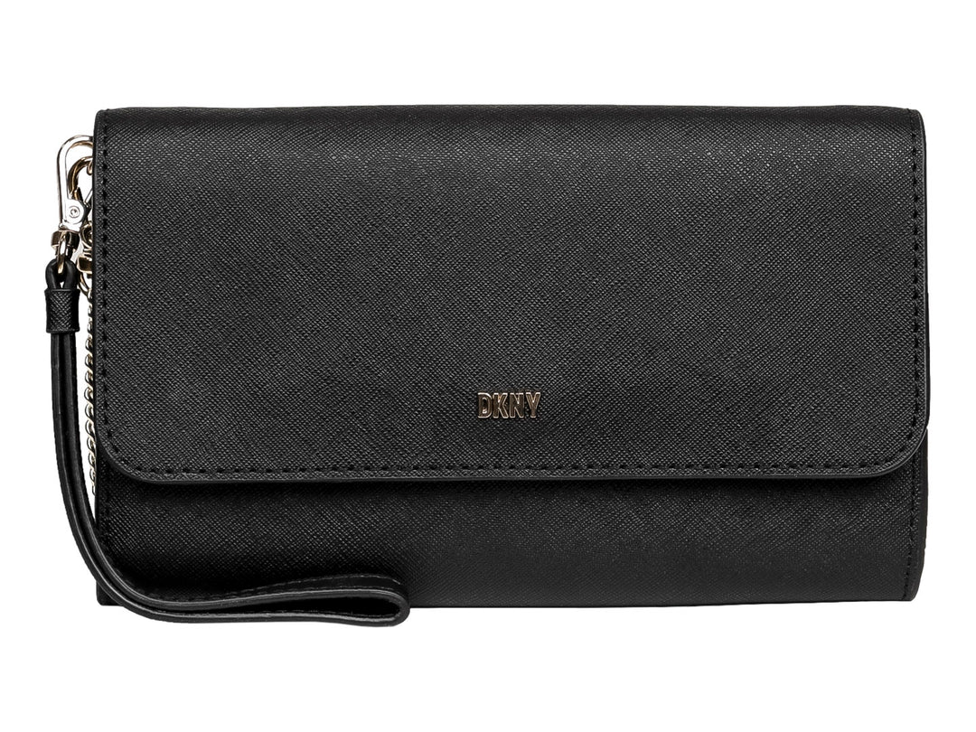 Bolso sobre pequeño de color negro con textura rugosa, logotipo DKNY dorado y correa de mano corta.
