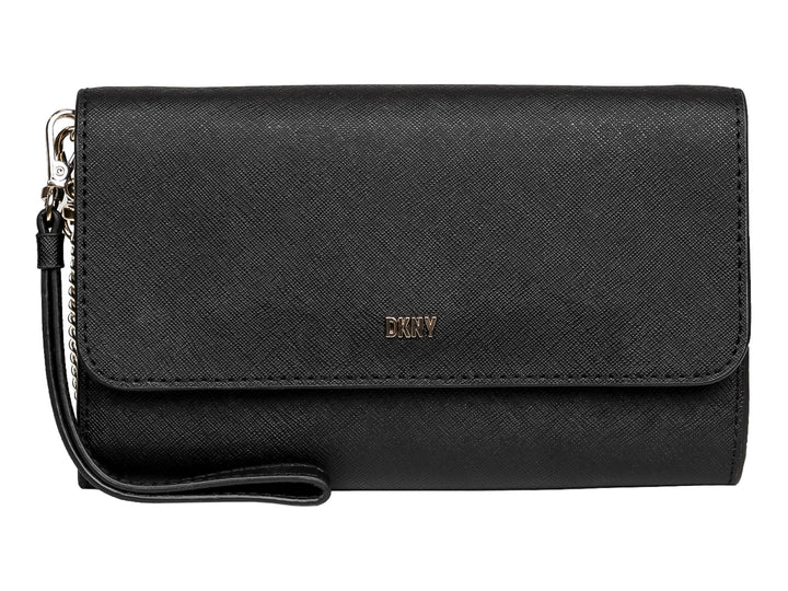 Bolso sobre pequeño de color negro con textura rugosa, logotipo DKNY dorado y correa de mano corta.
