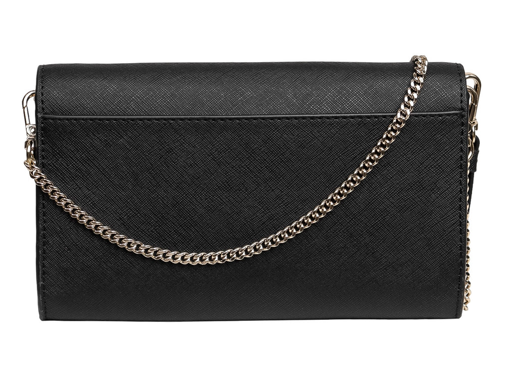 Bolso sobre pequeño de color negro con textura rugosa, logotipo DKNY dorado y correa de mano corta.