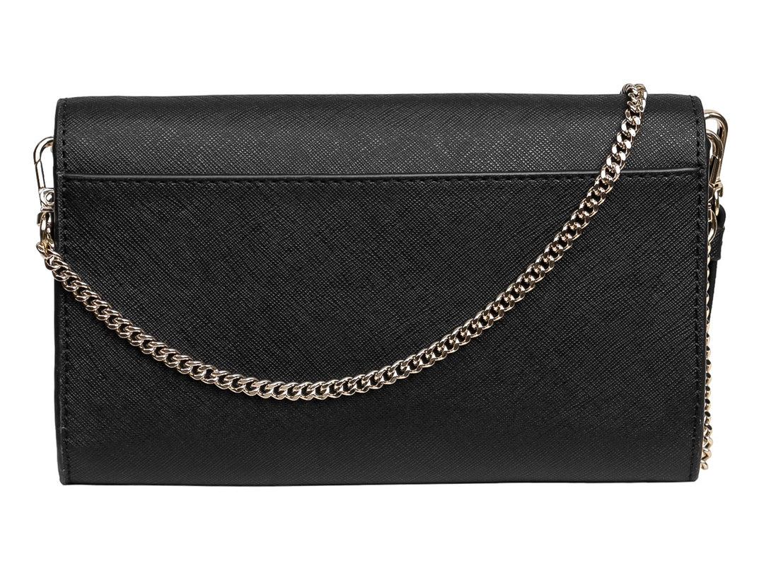 Bolso sobre pequeño de color negro con textura rugosa, logotipo DKNY dorado y correa de mano corta.
