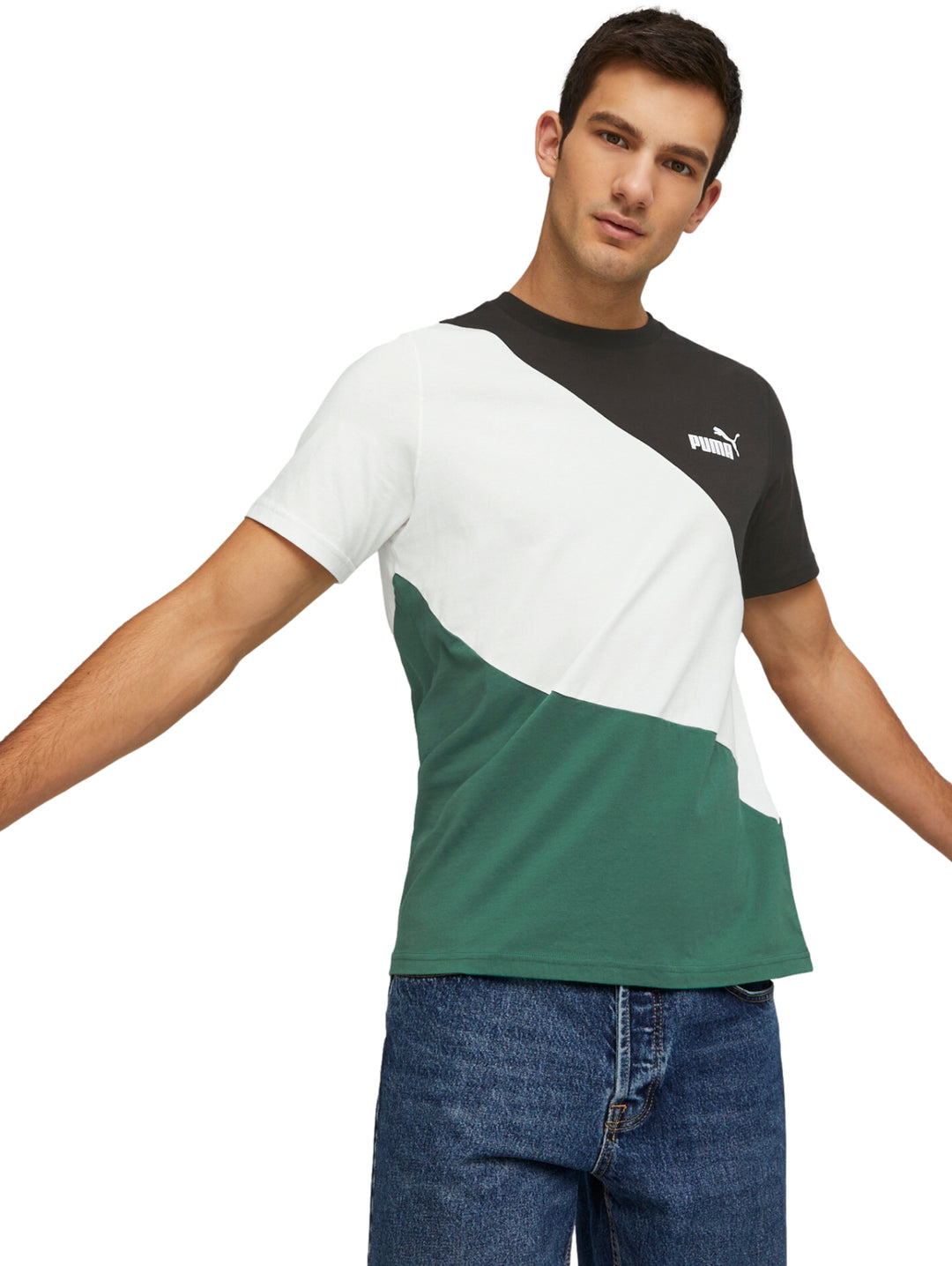 Hombre vistiendo camiseta PUMA Power Cat con diseño de bloques en colores negro, blanco y verde.