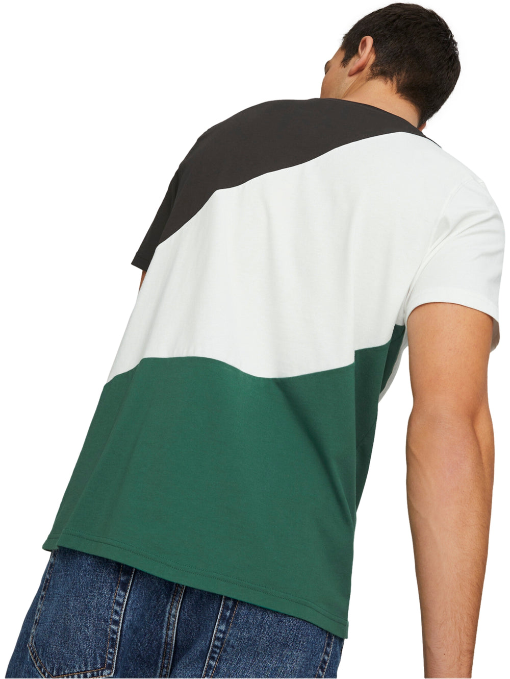 Hombre vistiendo camiseta PUMA Power Cat con diseño de bloques en colores negro, blanco y verde.