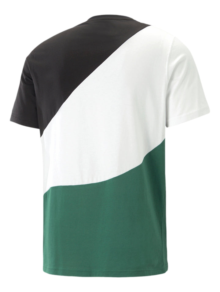 Hombre vistiendo camiseta PUMA Power Cat con diseño de bloques en colores negro, blanco y verde.