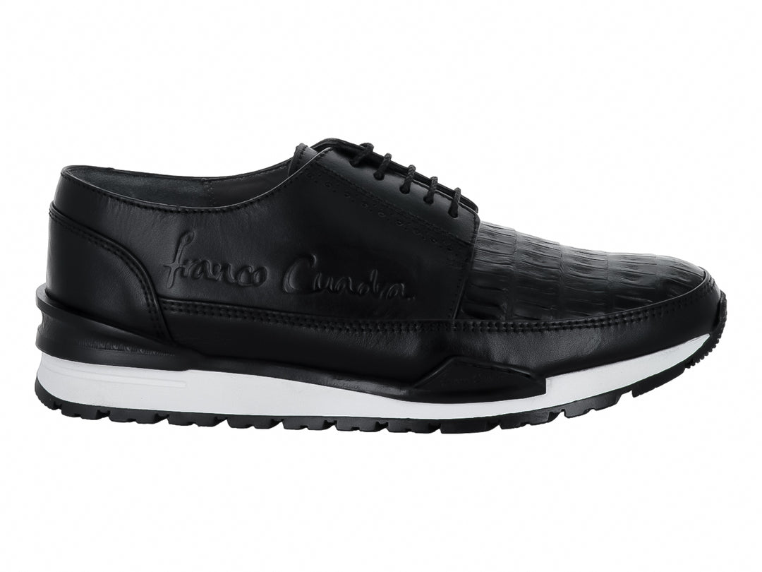 Zapato casual negro de marca Cuadra con detalles en piel de caimán y suela blanca contrastante.
