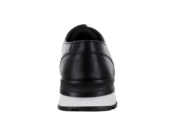 Zapato casual negro de marca Cuadra con detalles en piel de caimán y suela blanca contrastante.