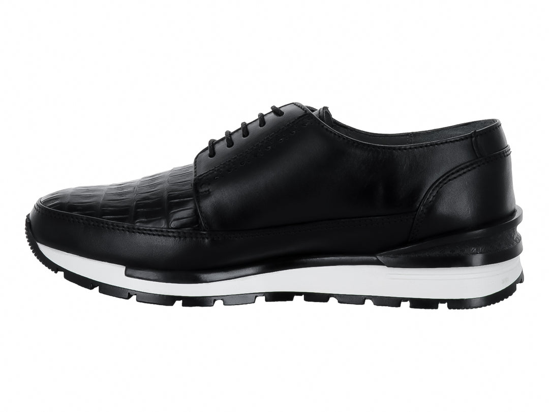 Zapato casual negro de marca Cuadra con detalles en piel de caimán y suela blanca contrastante.
