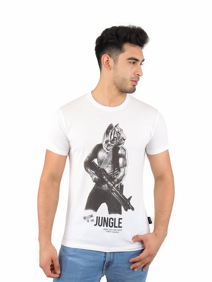 Playera blanca de manga corta con estampado frontal de Rambo y el texto Welcome to the Jungle.