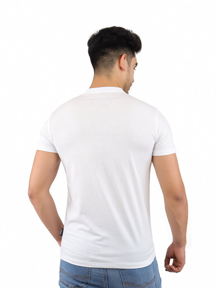 Playera blanca de manga corta con estampado frontal de Rambo y el texto Welcome to the Jungle.
