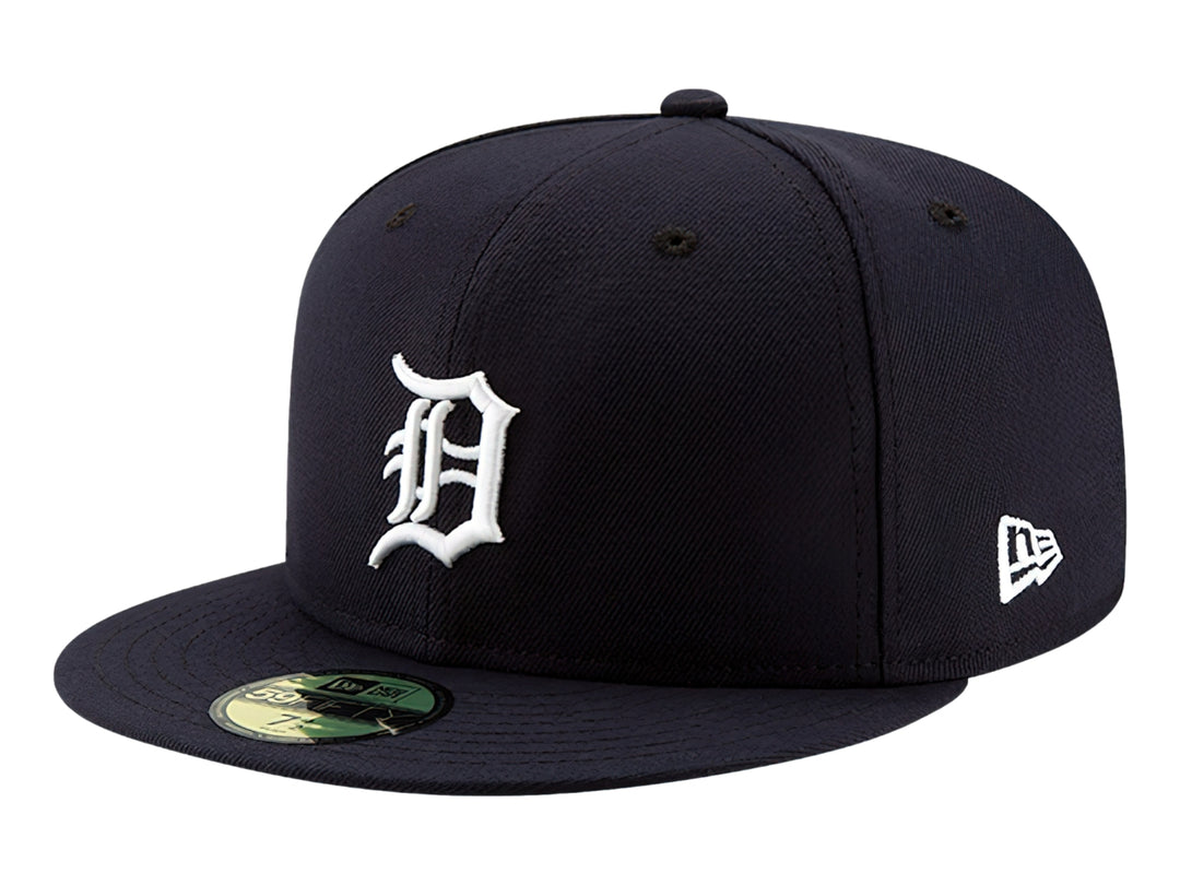 Gorra de béisbol New Era color azul marino con logotipo blanco bordado y visera plana.