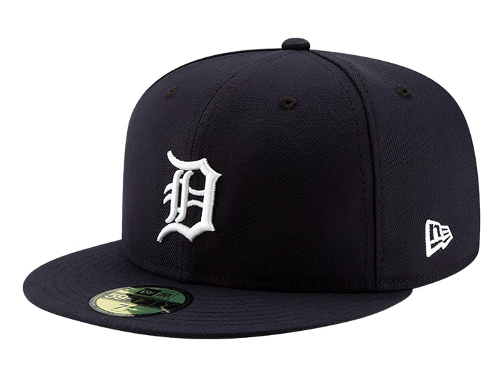 Gorra de béisbol New Era color azul marino con logotipo blanco bordado y visera plana.