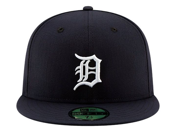 Gorra de béisbol New Era color azul marino con logotipo blanco bordado y visera plana.