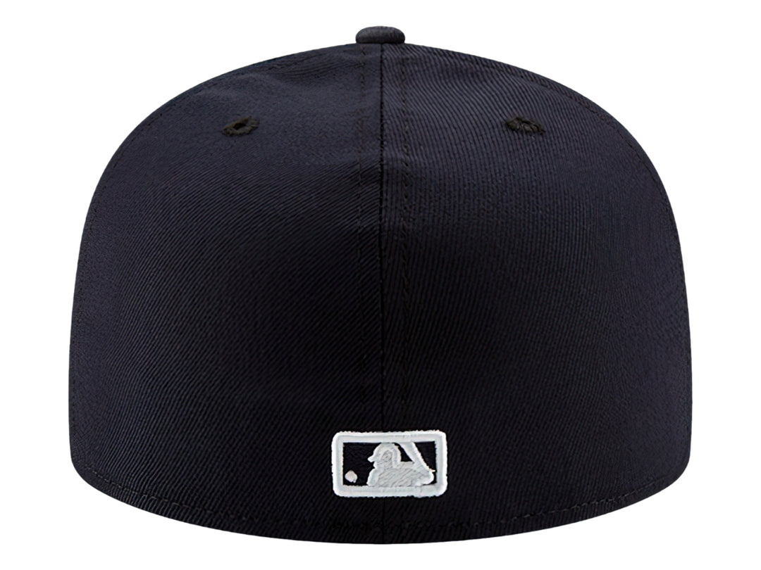 Gorra de béisbol New Era color azul marino con logotipo blanco bordado y visera plana.