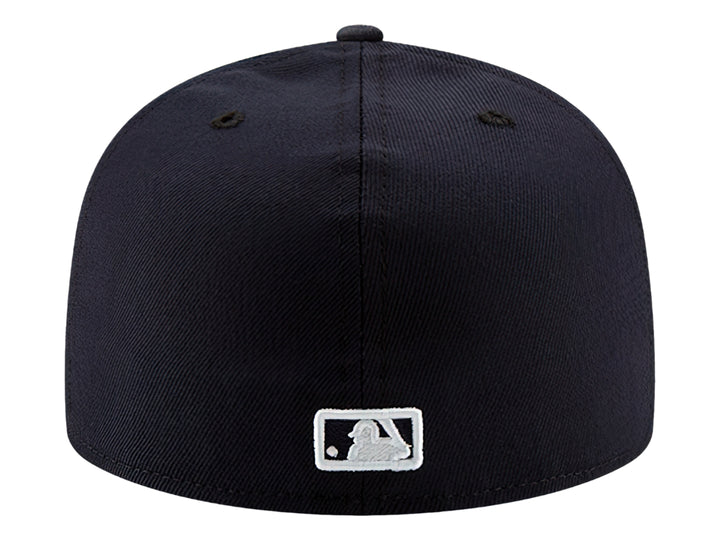 Gorra de béisbol New Era color azul marino con logotipo blanco bordado y visera plana.
