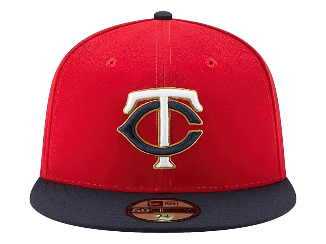 Gorra New Era roja con visera azul marino y logotipo bordado de los Minnesota Twins en el frente.
