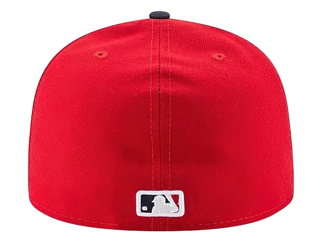 Gorra New Era roja con visera azul marino y logotipo bordado de los Minnesota Twins en el frente.