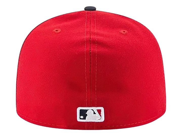 Gorra New Era roja con visera azul marino y logotipo bordado de los Minnesota Twins en el frente.