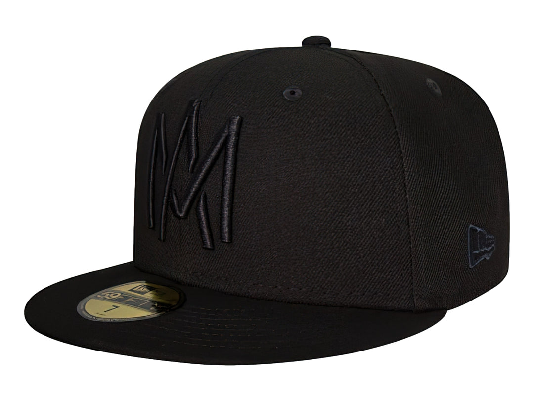 Gorra New Era de color negro con visera plana y bordado frontal en relieve del mismo color.