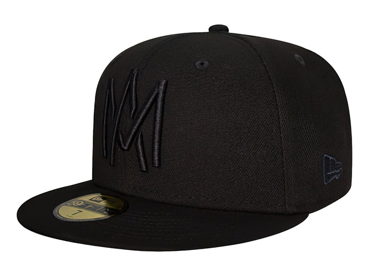 Gorra New Era de color negro con visera plana y bordado frontal en relieve del mismo color.