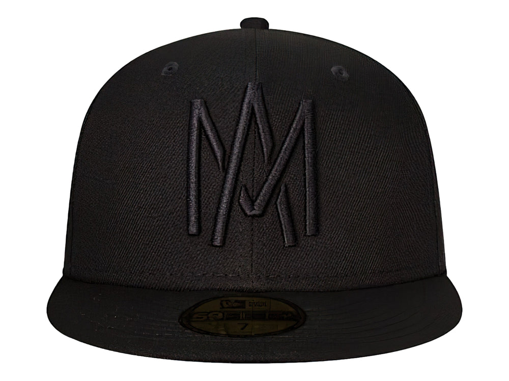 Gorra New Era de color negro con visera plana y bordado frontal en relieve del mismo color.