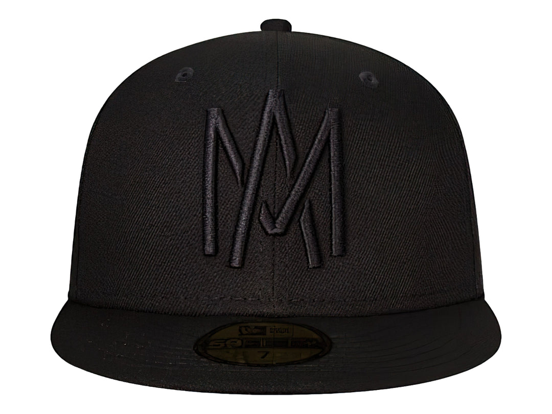 Gorra New Era de color negro con visera plana y bordado frontal en relieve del mismo color.