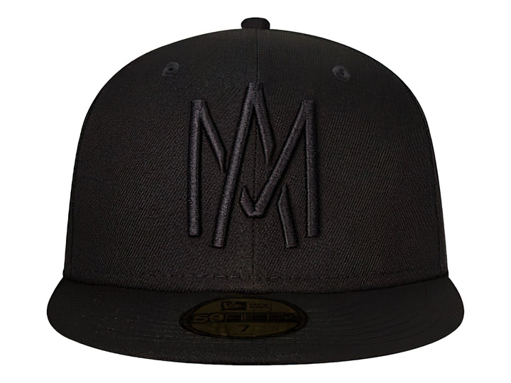 Gorra New Era de color negro con visera plana y bordado frontal en relieve del mismo color.