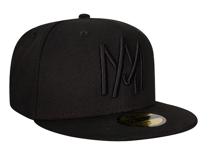Gorra New Era de color negro con visera plana y bordado frontal en relieve del mismo color.