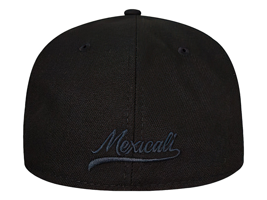 Gorra New Era de color negro con visera plana y bordado frontal en relieve del mismo color.
