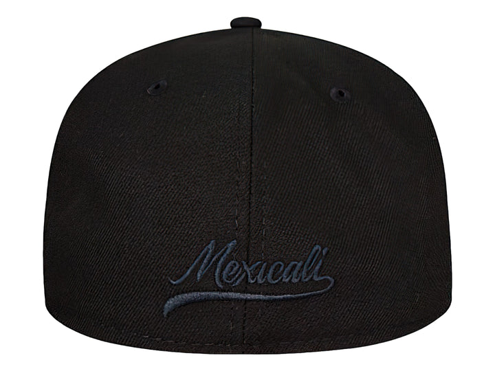 Gorra New Era de color negro con visera plana y bordado frontal en relieve del mismo color.