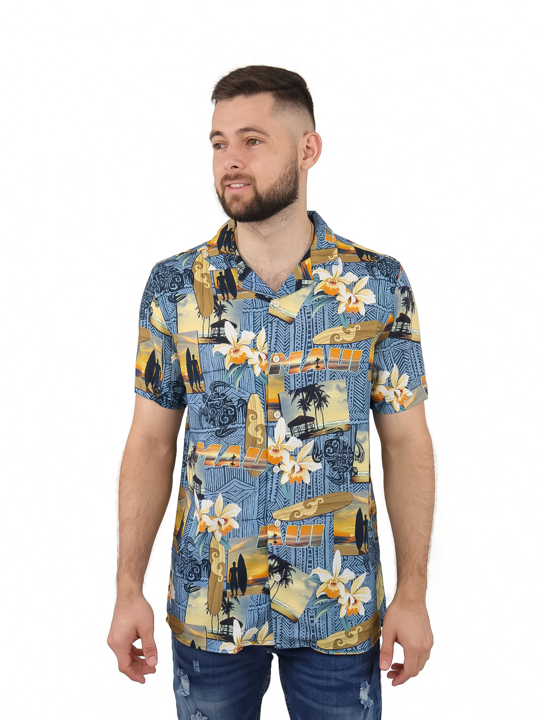 Hombre vistiendo camisa de manga corta azul con estampado tropical de flores blancas y tablas de surf amarillas.