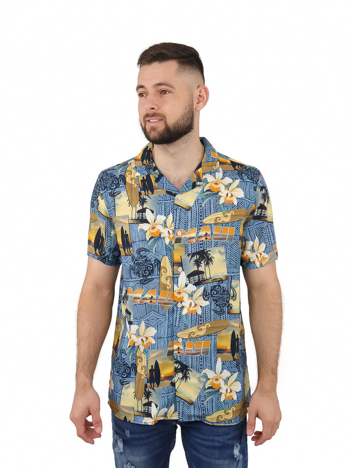 Hombre vistiendo camisa de manga corta azul con estampado tropical de flores blancas y tablas de surf amarillas.