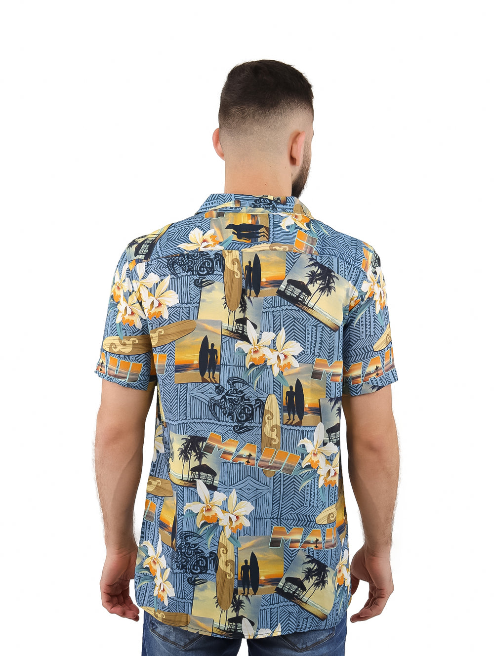 Hombre vistiendo camisa de manga corta azul con estampado tropical de flores blancas y tablas de surf amarillas.
