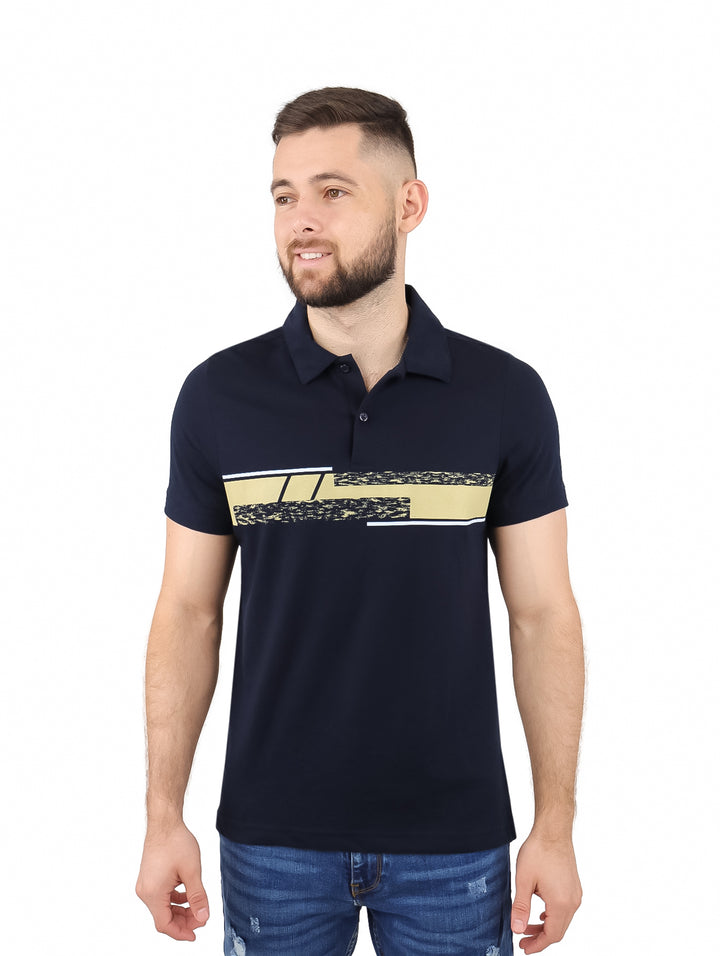 Hombre vistiendo playera polo color marino con franja decorativa horizontal en el pecho.