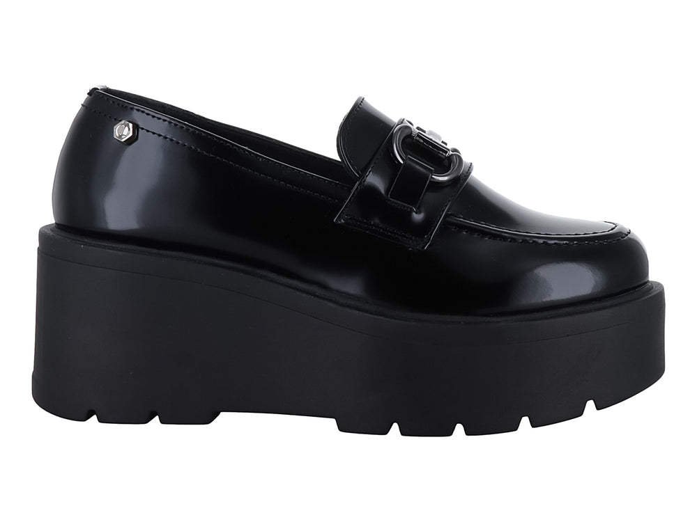 Zapato mocasín negro de alto brillo con plataforma alta y detalle de hebilla metálica.
