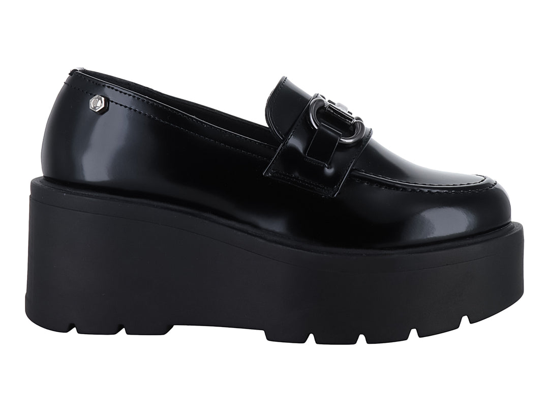 Zapato mocasín negro de alto brillo con plataforma alta y detalle de hebilla metálica.