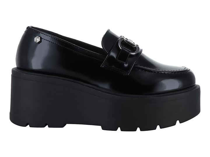 Zapato mocasín negro de alto brillo con plataforma alta y detalle de hebilla metálica.