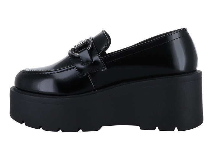 Zapato mocasín negro de alto brillo con plataforma alta y detalle de hebilla metálica.